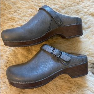 DANKSO CLOG // BERRY PEWTER METALLIC//  Sz. 38 (7.5-8)